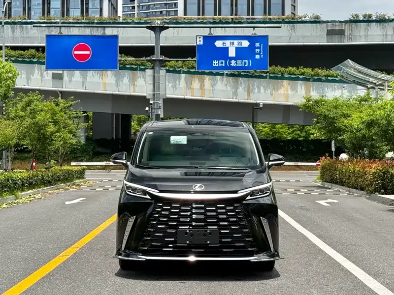 Lexus LM