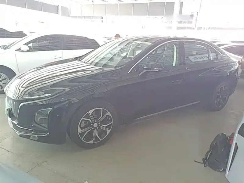 Hongqi E-QM5