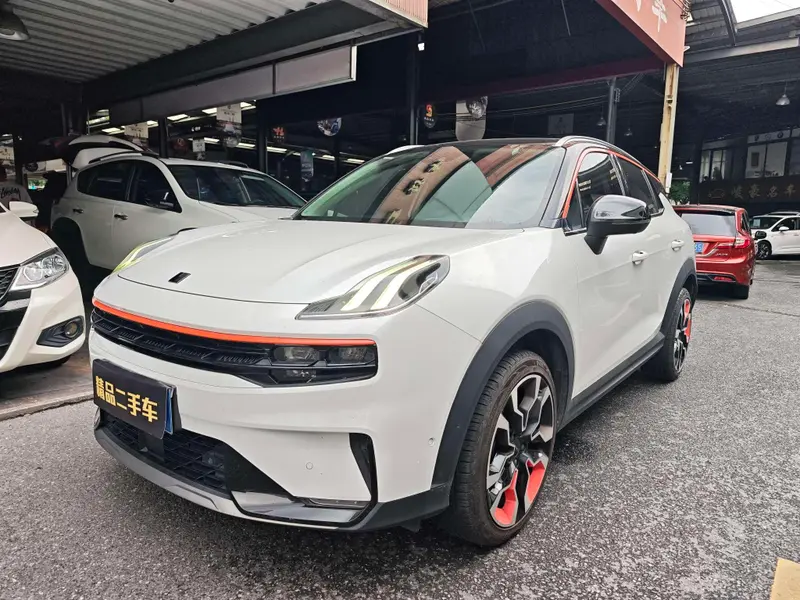 Lynk & Co 06