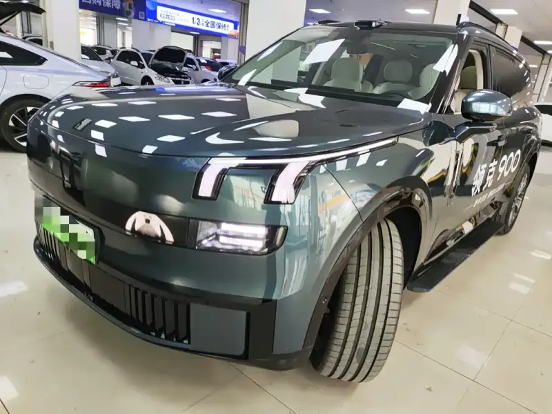Lynk & Co 900