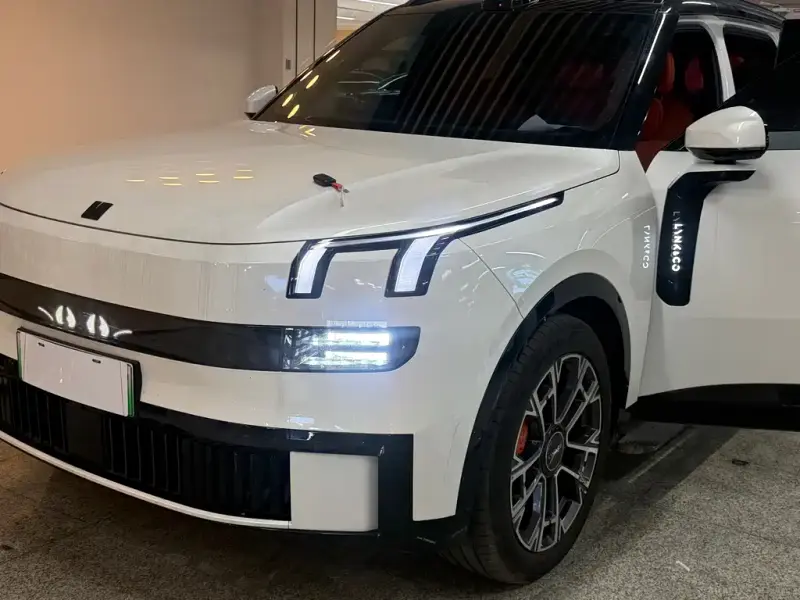 Lynk & Co 900