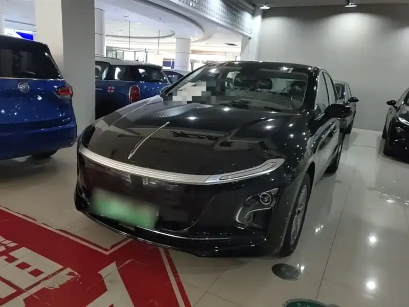Hongqi E-QM5