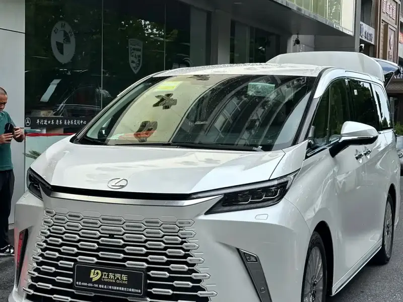 Lexus LM