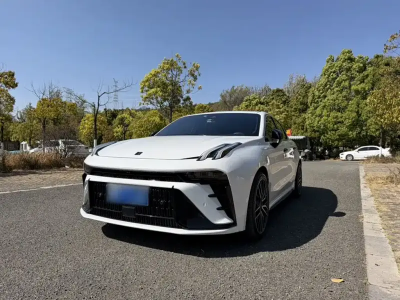 Lynk & Co 03