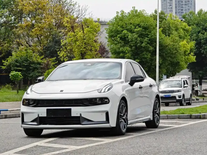 Lynk & Co 03