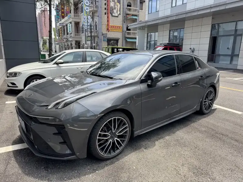 Lynk & Co 03