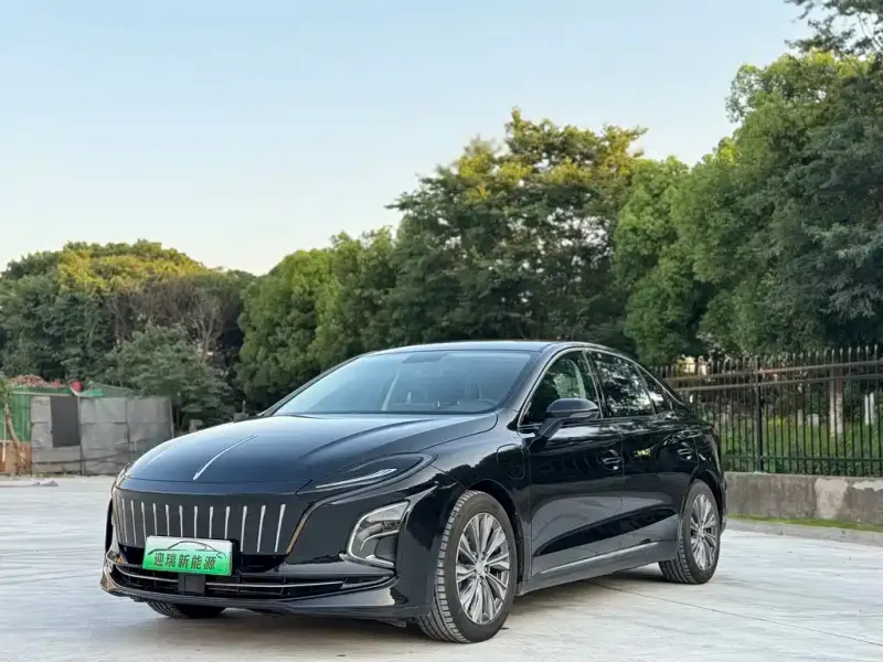 Hongqi E-QM5