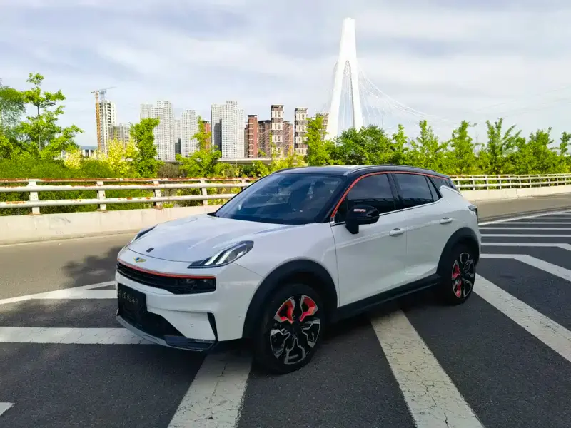 Lynk & Co 06