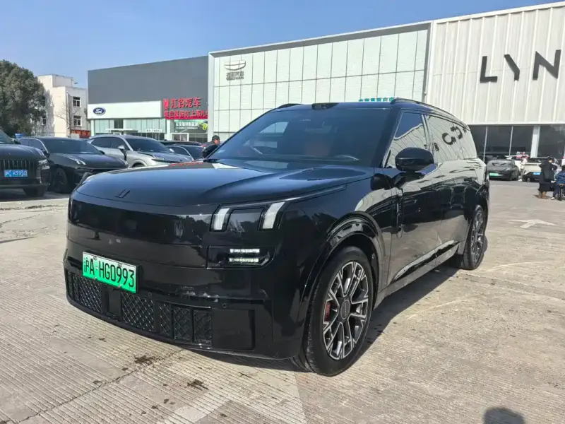 Lynk & Co 900
