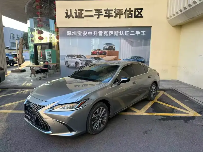 Lexus ES