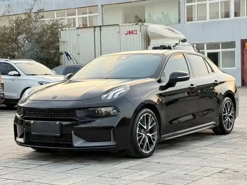 Lynk & Co 03