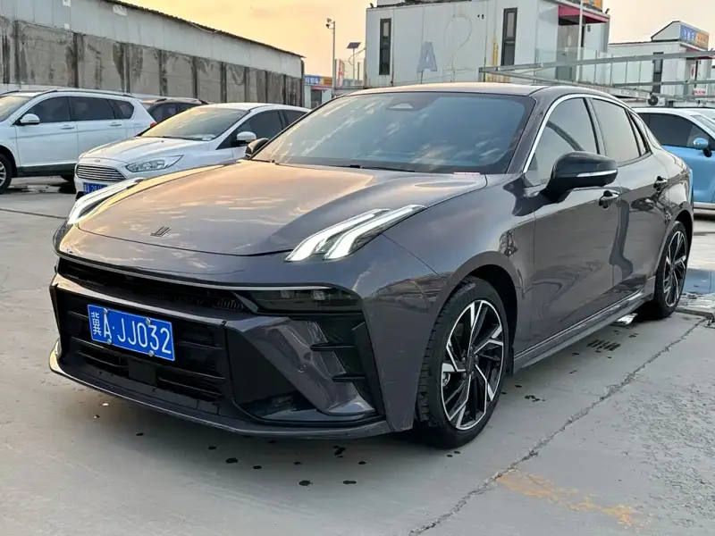 Lynk & Co 03