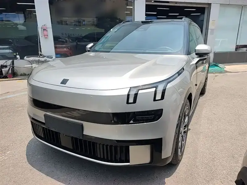 Lynk & Co 900
