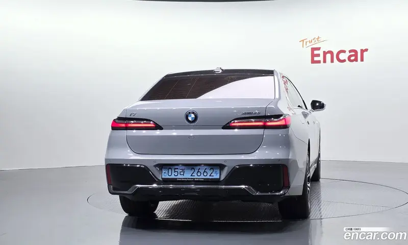 BMW i7