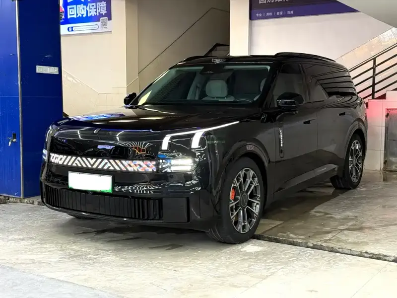 Lynk & Co 900