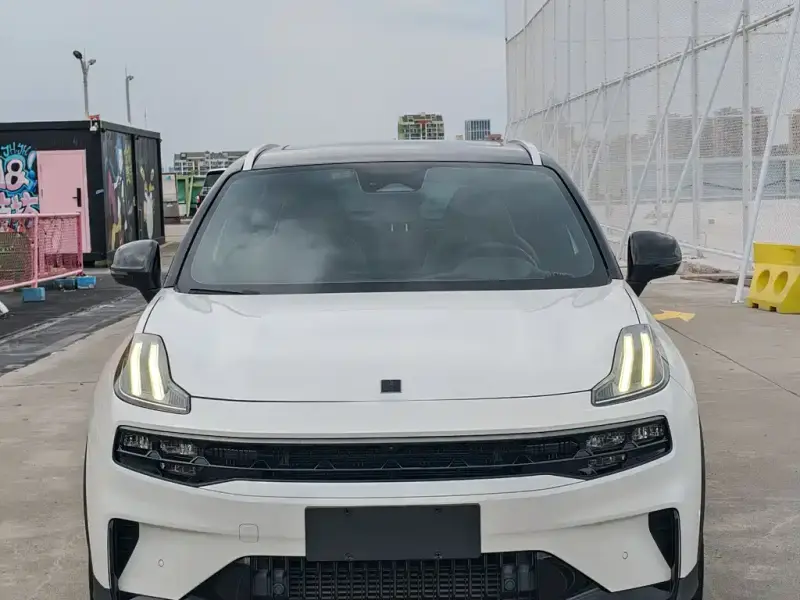 Lynk & Co 06