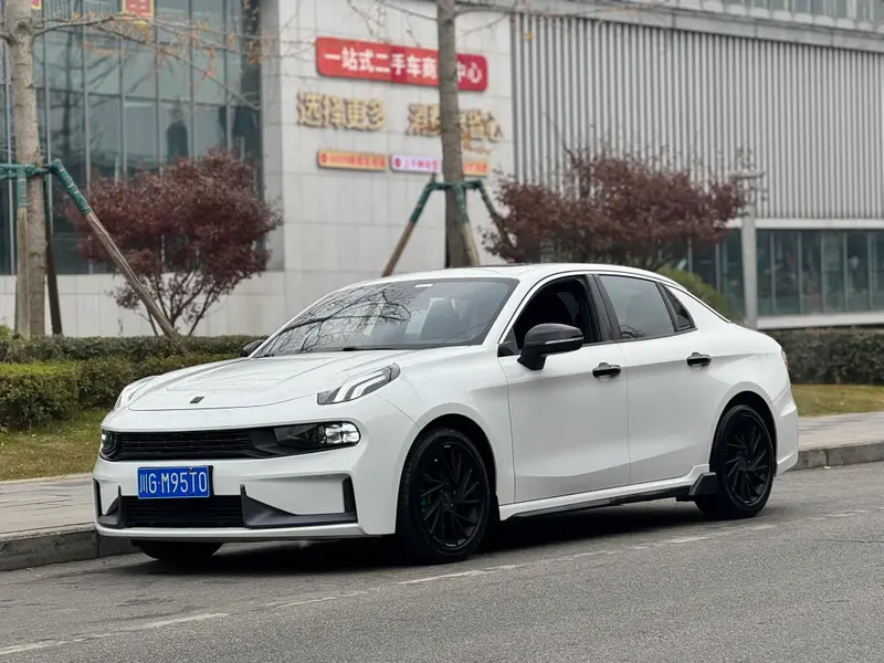 Lynk & Co 03