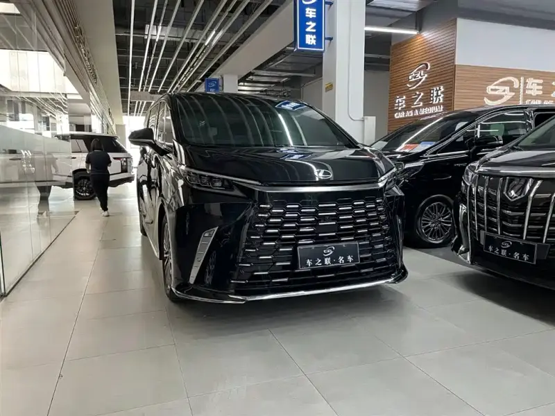 Lexus LM