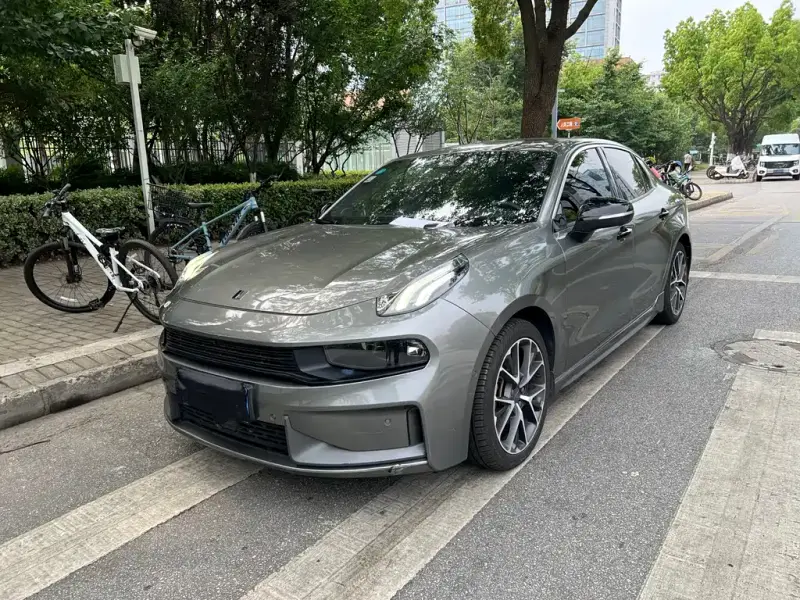 Lynk & Co 03