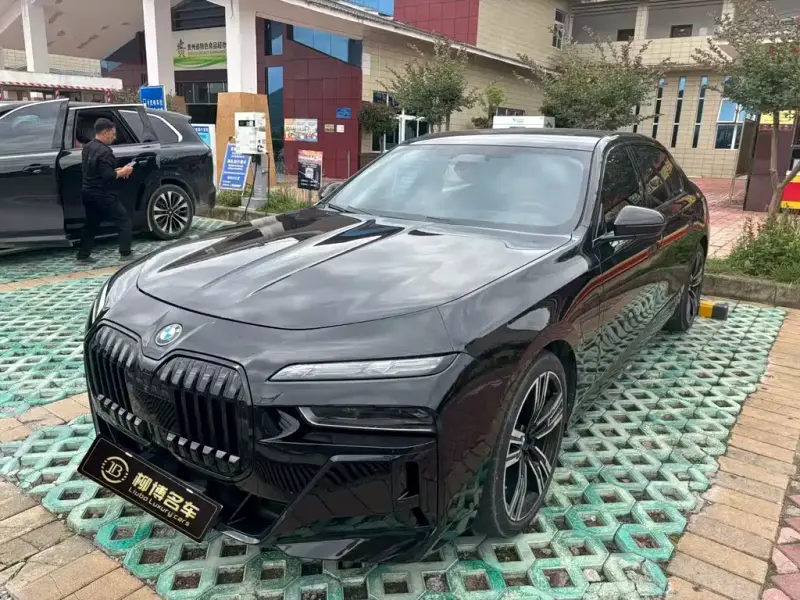 BMW i7
