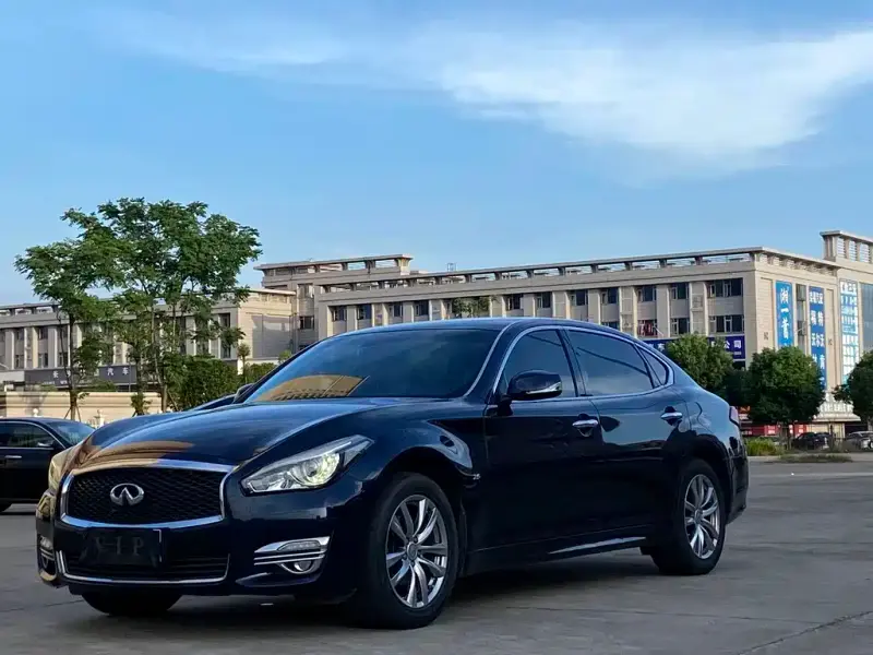 Infiniti Q70
