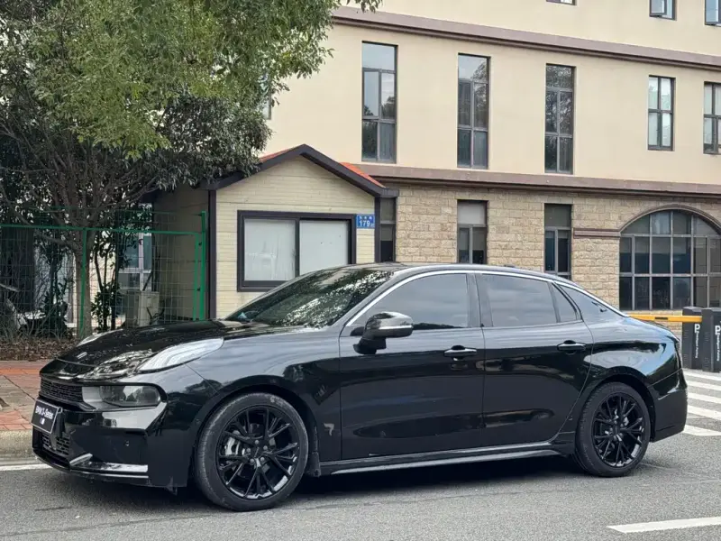 Lynk & Co 03