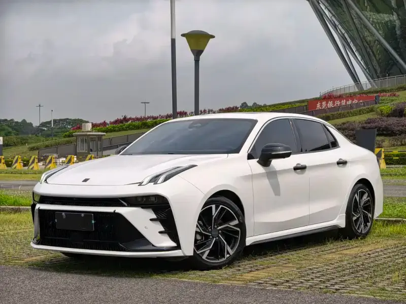 Lynk & Co 03