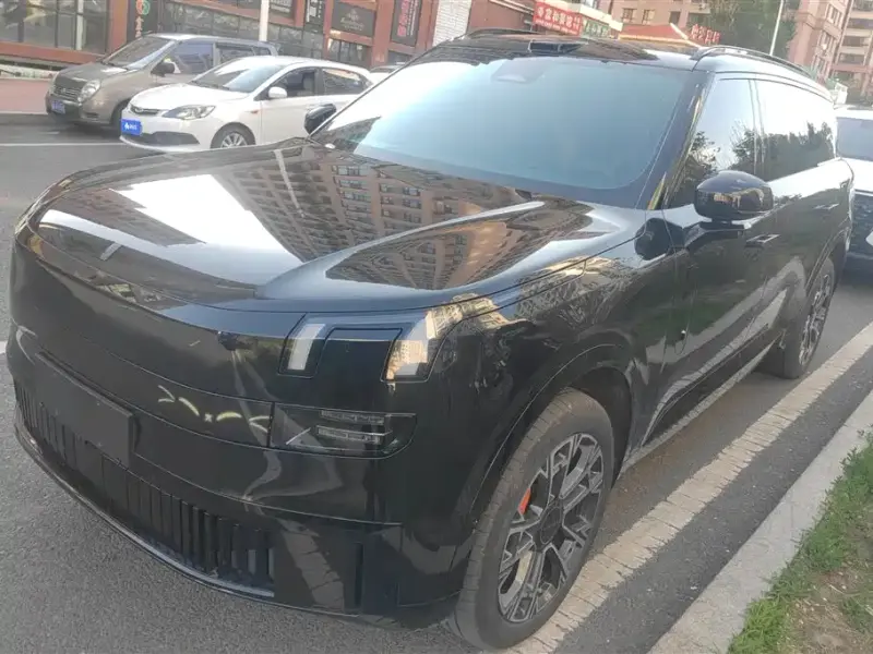 Lynk & Co 900