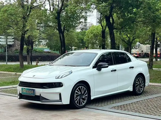 Lynk & Co 03