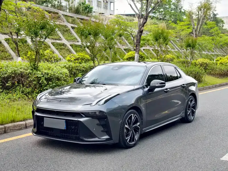 Lynk & Co 03