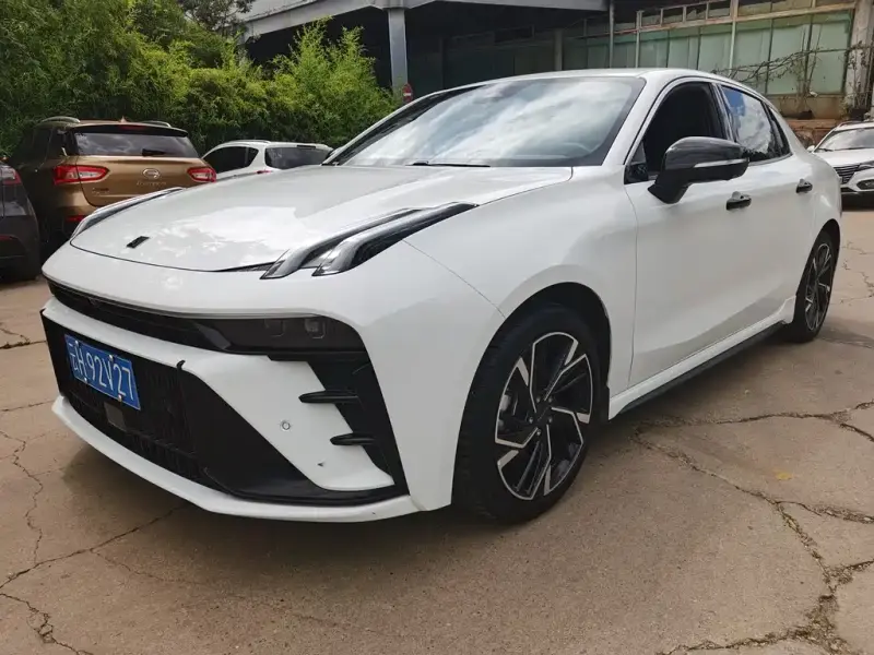 Lynk & Co 03