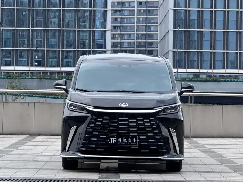 Lexus LM