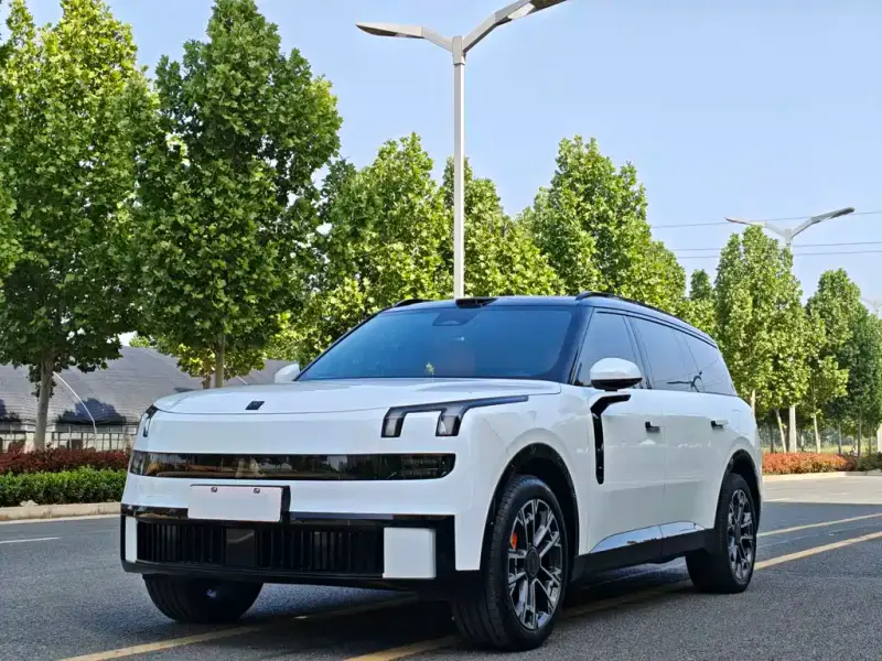 Lynk & Co 900