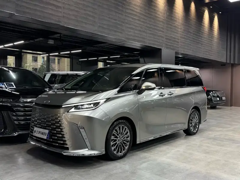 Lexus LM