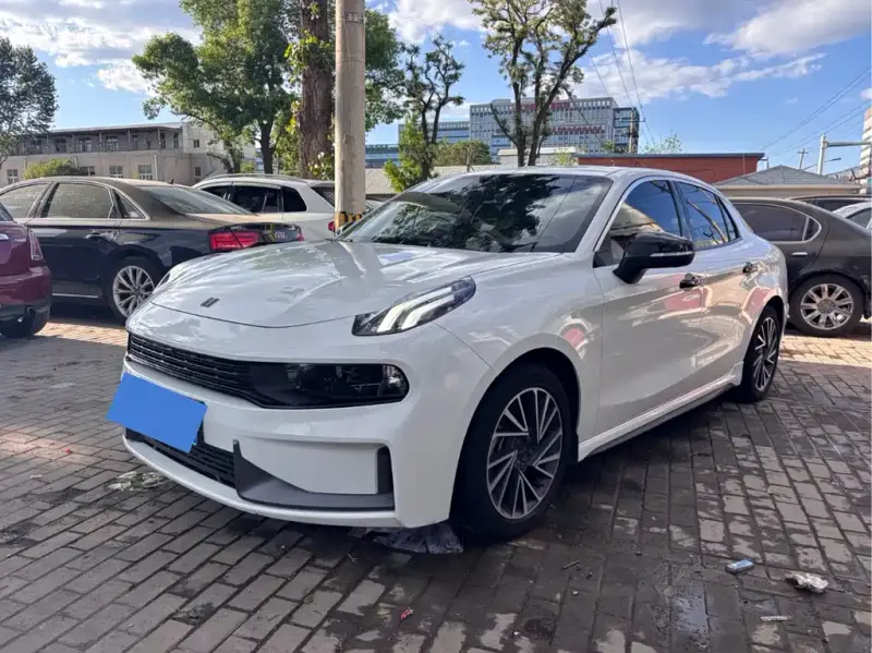Lynk & Co 03