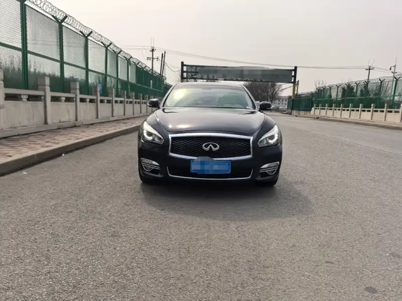 Infiniti Q70