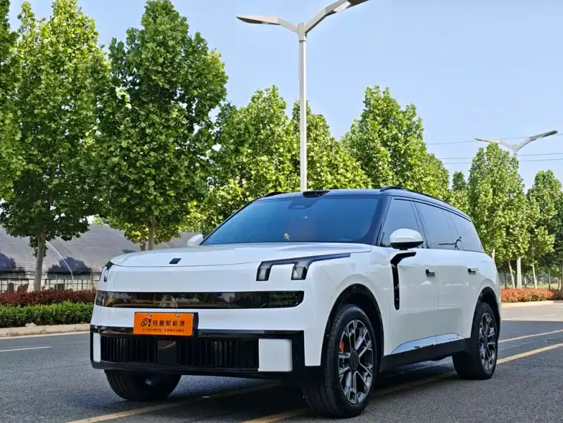 Lynk & Co 900