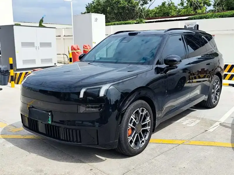 Lynk & Co 900
