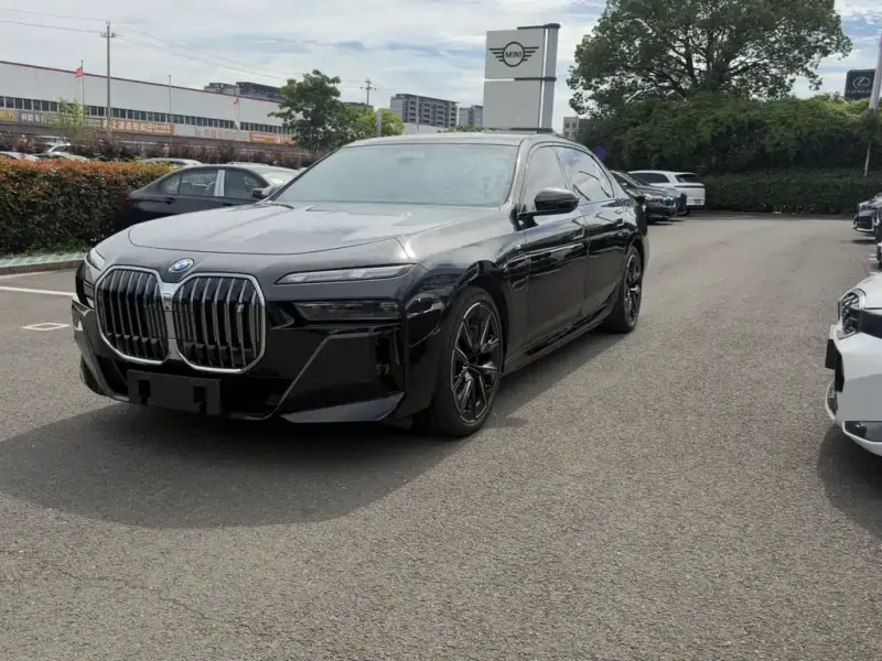BMW i7