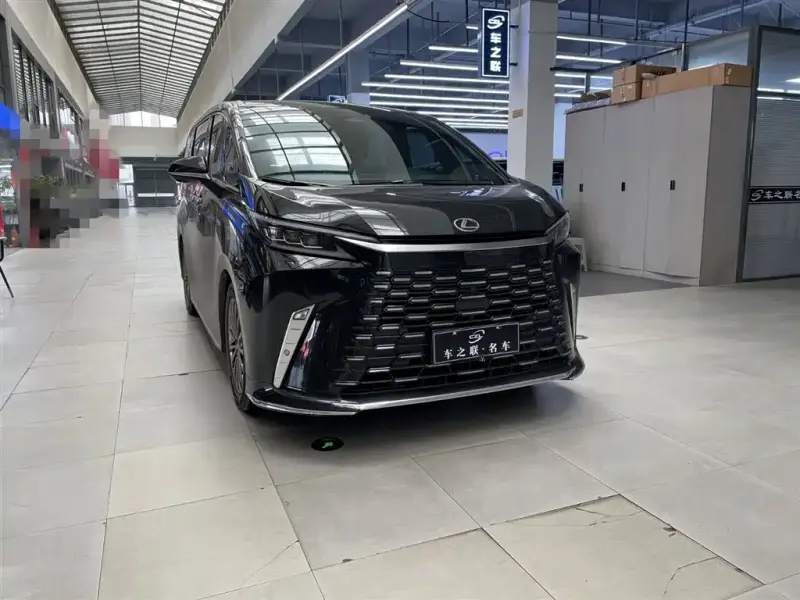Lexus LM