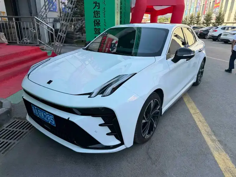 Lynk & Co 03