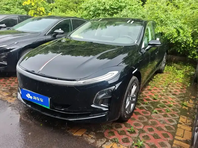 Hongqi E-QM5