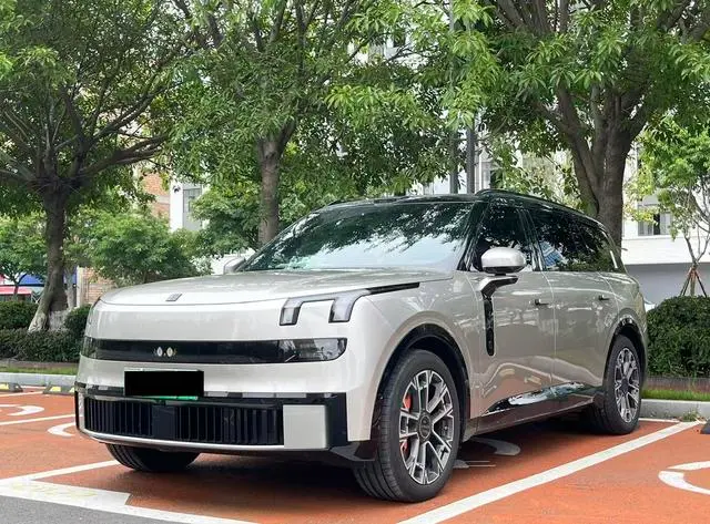 Lynk & Co 900
